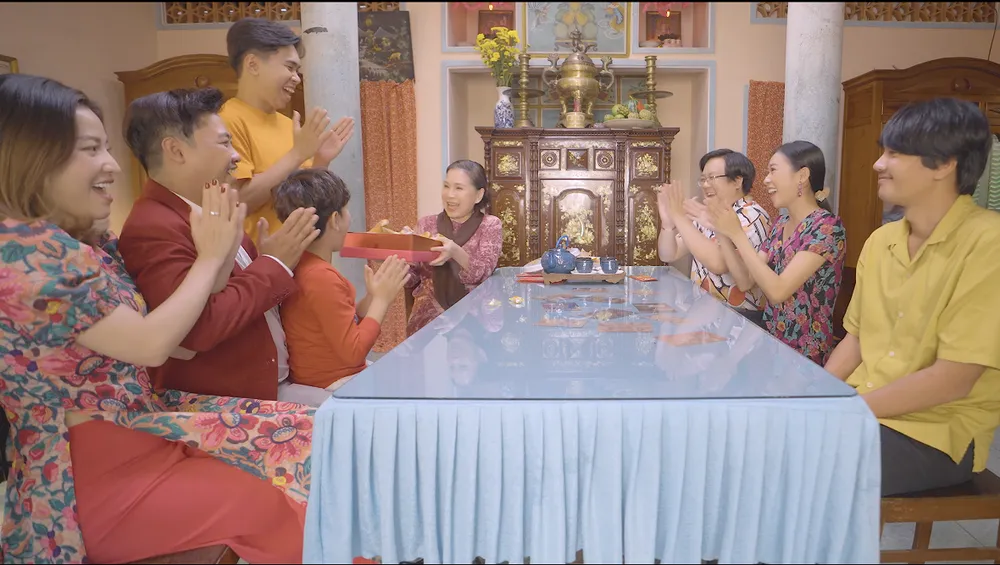 Không khí đoàn viên được tái hiện trong phim