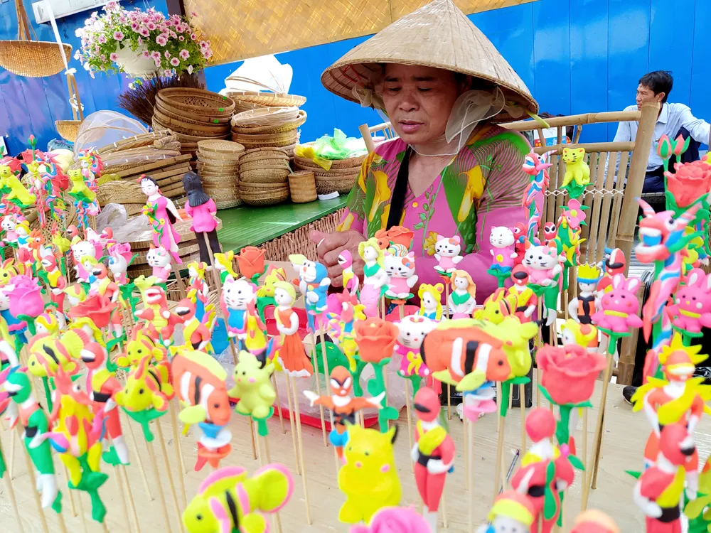 Cô Thanh bên quầy tò he đầy màu sắc của mình