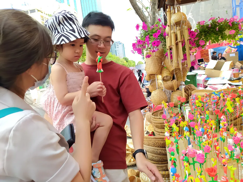 Nhiều gia đình có trẻ nhỏ thích thú ghé lại lựa tại quầy của cô Thanh