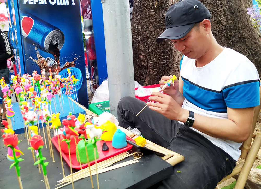 Gian hàng tò he của anh Sự tại lễ hội hoa xuân trong công viên Tao Đàn
