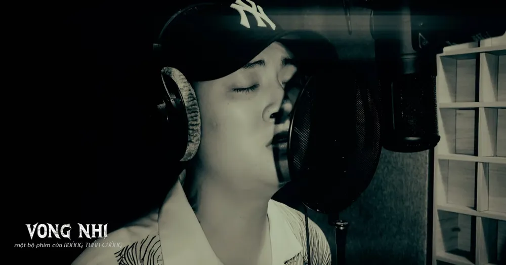 Hoài Lâm trong phòng thu ca khúc Con chưa kịp nói