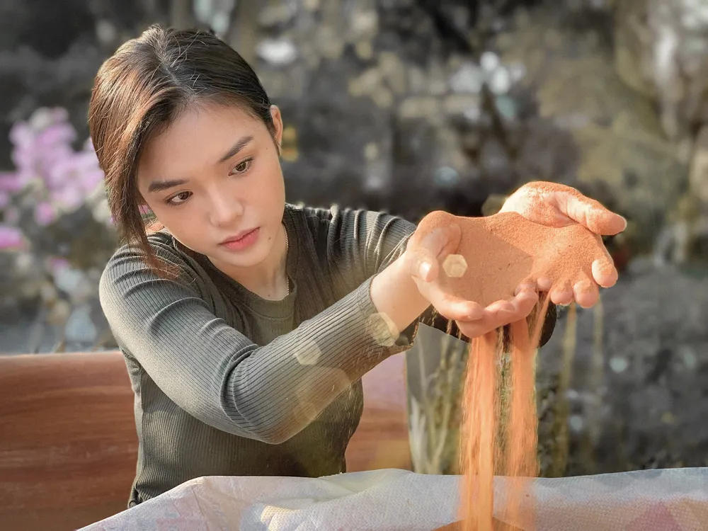 Nhật Hạ đảm nhận vai chính trong phim