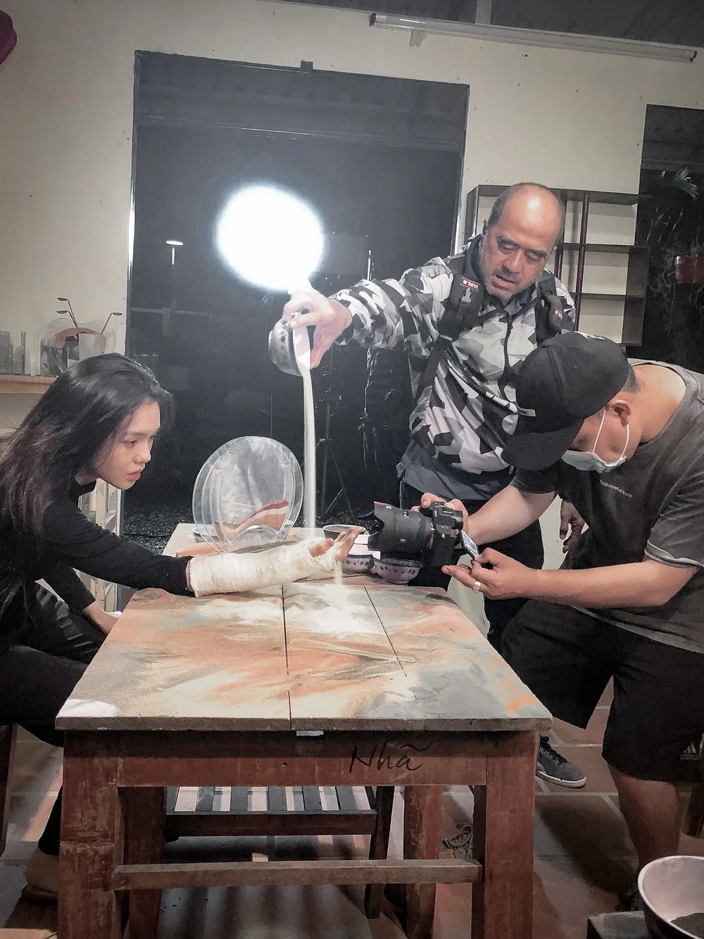 Đạo diễn Nhâm Minh Hiền chăm chút cho từng cảnh quay phim "Màu cát"