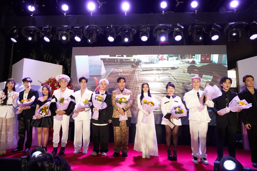 Ê-kíp đoàn phim Khi ta hai lăm trong ngày ra mắt Ê-kíp đoàn phim Khi ta hai lăm trong ngày ra mắt