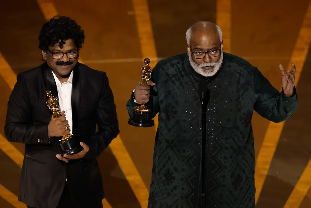 Hai đại diện Ấn Độ nhận giải Ca khúc trong phim hay nhất. Ảnh: GETTY IMAGES