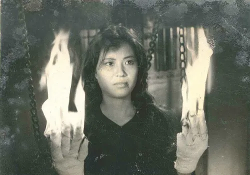 Phân cảnh đốt 10 đầu ngón tay của NSND Thụy Vân trong phim Nổi gió