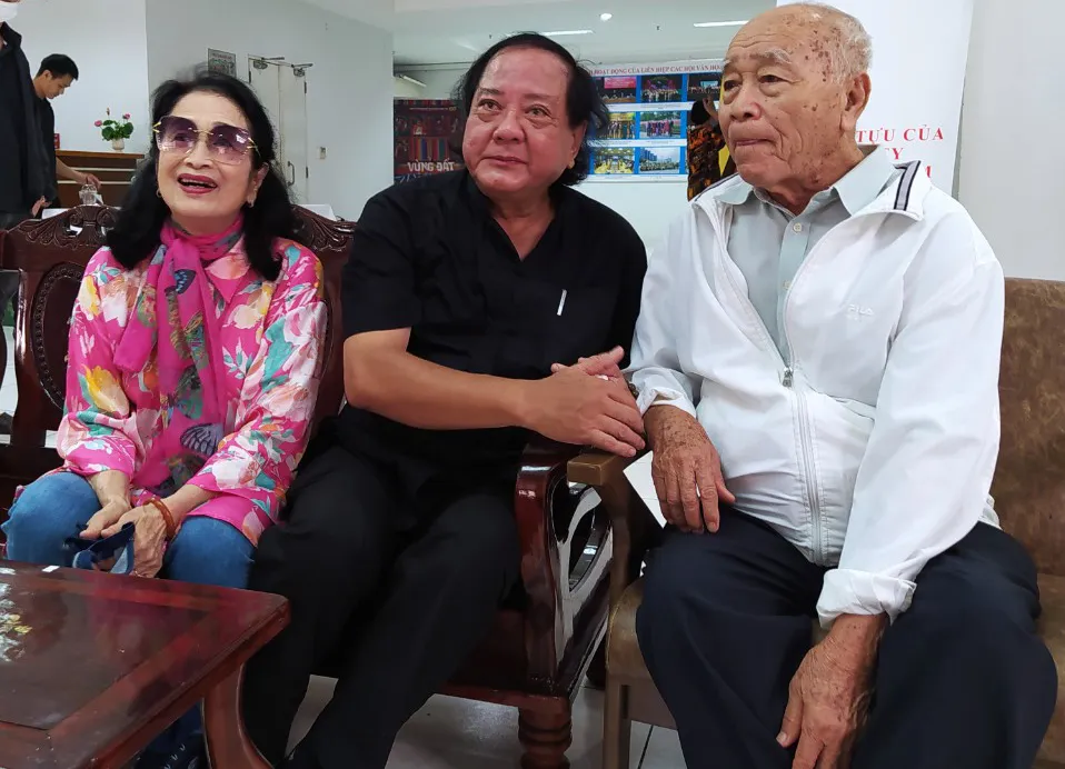 NSND Trà Giang cùng nhà quay phim Hồ Văn Tây và Chủ tịch Hội Điện ảnh Việt Nam - Đỗ Lệnh Hùng Tú