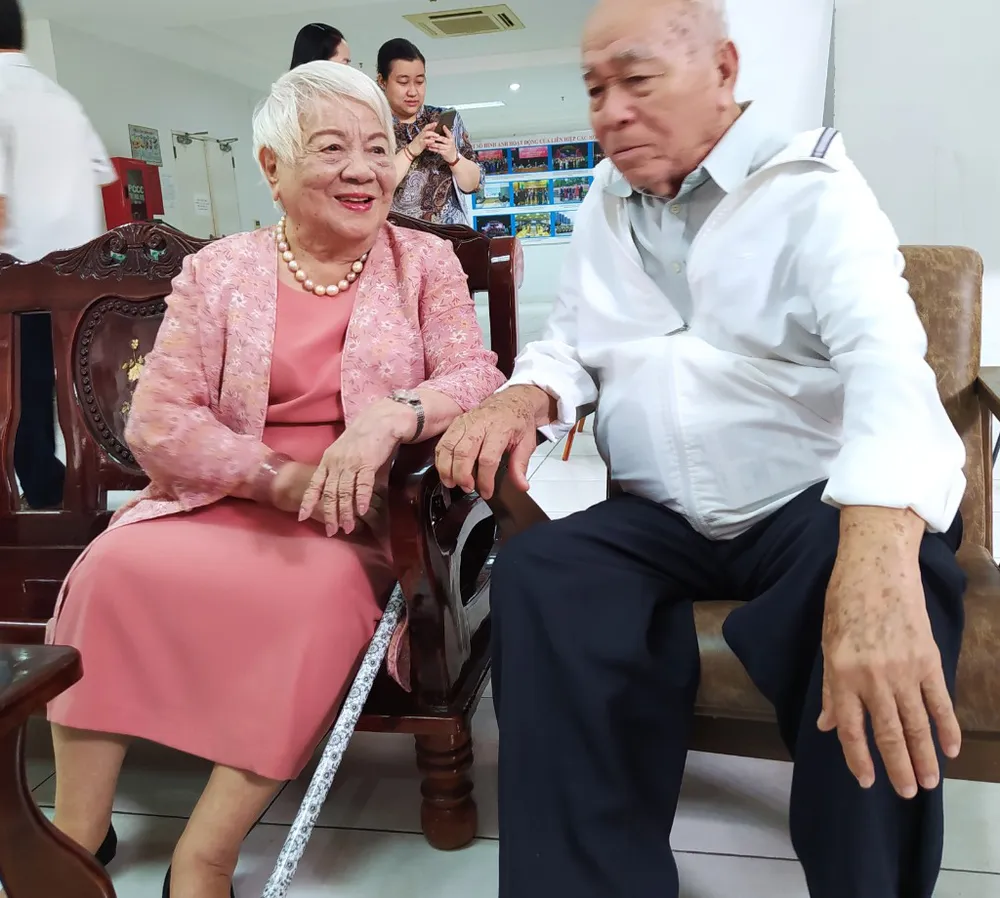 Đạo diễn Xuân Phượng và nhà quay phim Hồ Văn Tây hàn huyên kỷ niệm cũ