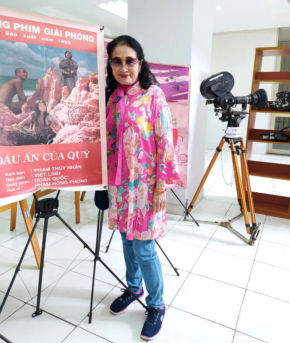 NSND Trà Giang tham quan triển lãm