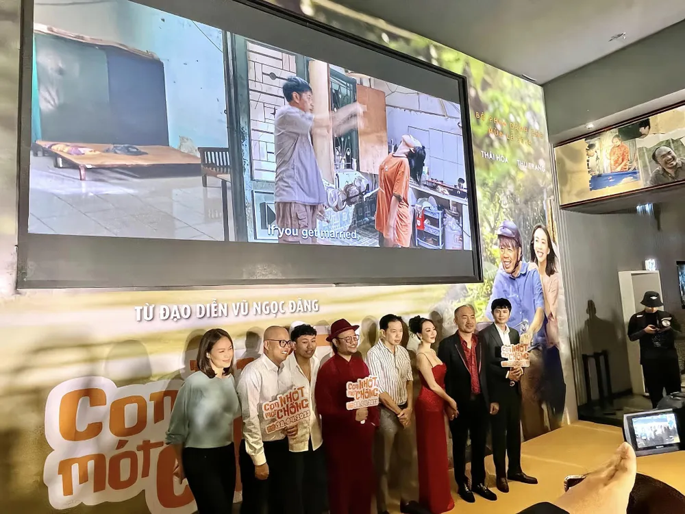 Đoàn phim "Chuyện xóm tui: Con Nhót mót chồng" tại buổi gặp gỡ truyền thông Đoàn phim "Chuyện xóm tui: Con Nhót mót chồng" tại buổi gặp gỡ truyền thông