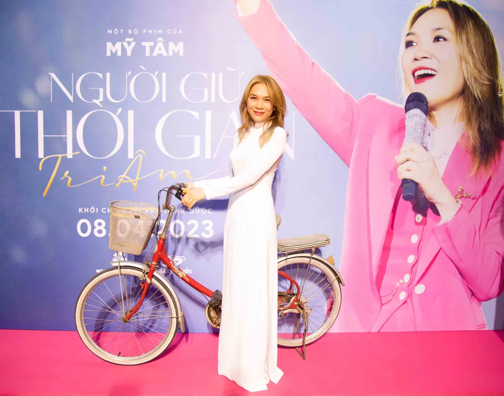 Hình ảnh Mỹ Tâm cùng chiếc xe đạp đầu tiên của mình Hình ảnh Mỹ Tâm cùng chiếc xe đạp đầu tiên của mình