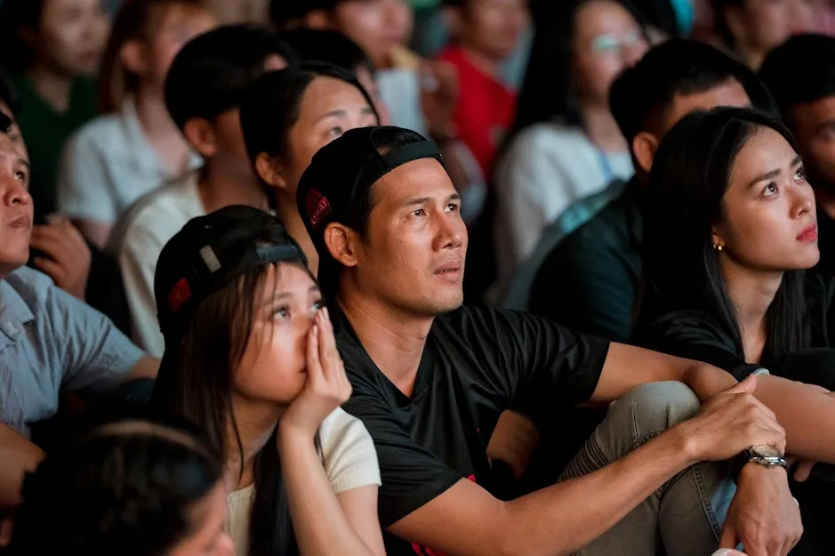 Diễn viên Thanh Thức chăm chú coi phim