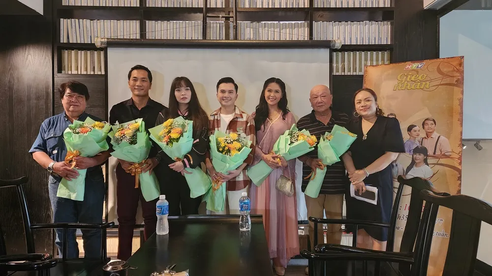 Ê-kíp đoàn phim tại buổi ra mắt chiều 9-5