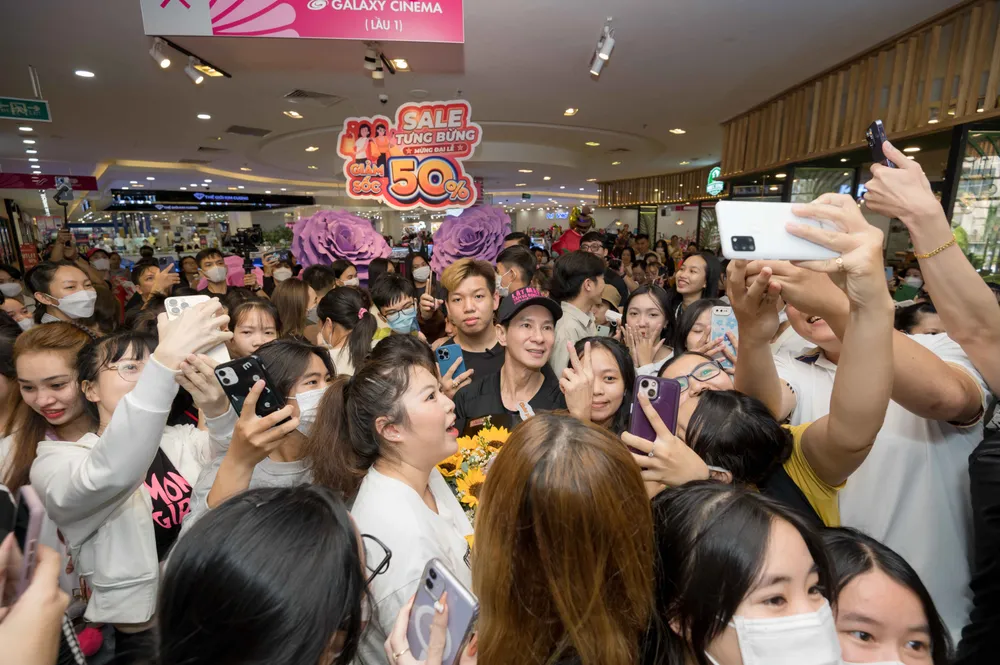 Lý Hải chụp hình, giao lưu cùng người hâm mộ