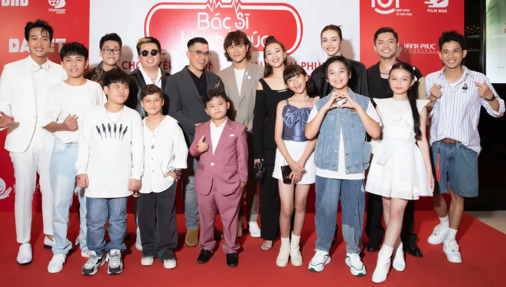 Dàn diễn viên Bác sĩ hạnh phúc trong ngày ra mắt Dàn diễn viên Bác sĩ hạnh phúc trong ngày ra mắt