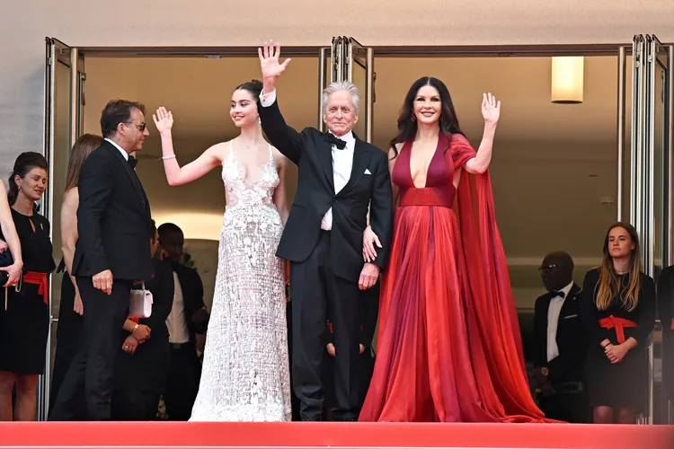 Car Zeta Douglas, Michael Douglas và Catherine Zeta-Jones (Ảnh: Variety) Car Zeta Douglas, Michael Douglas và Catherine Zeta-Jones (Ảnh: Variety)