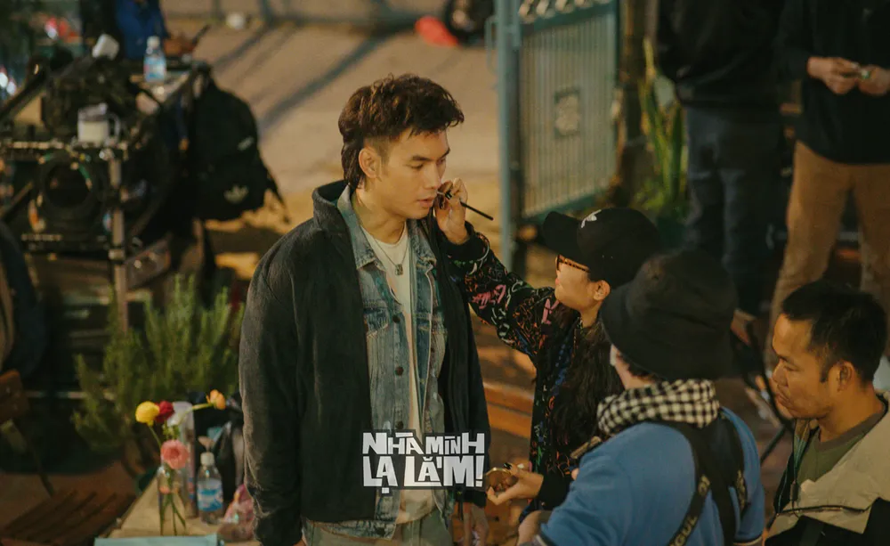 Nhan Phúc Vinh trên phim trường Nhà mình lạ lắm!