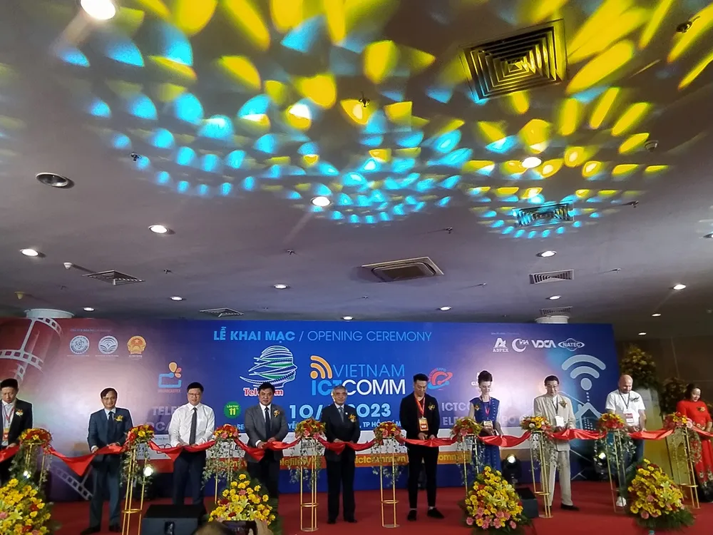 Các đại biểu cắt băng khai mạc Telefilm Vietnam 2023