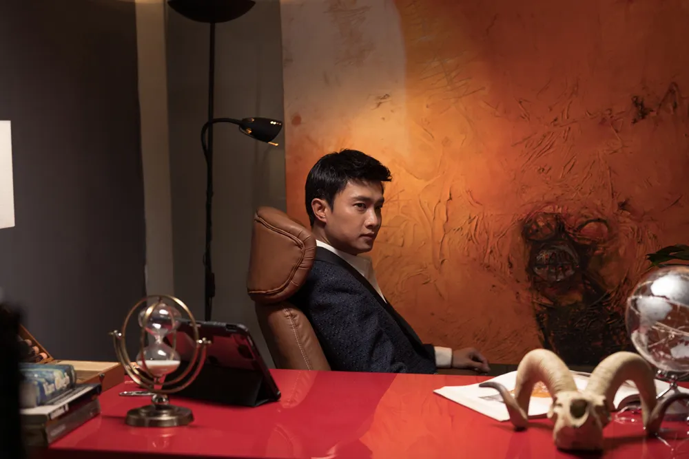 Vẫn rất chỉn chu nhưng là hình ảnh một Quốc Trường mới trên màn ảnh rộng