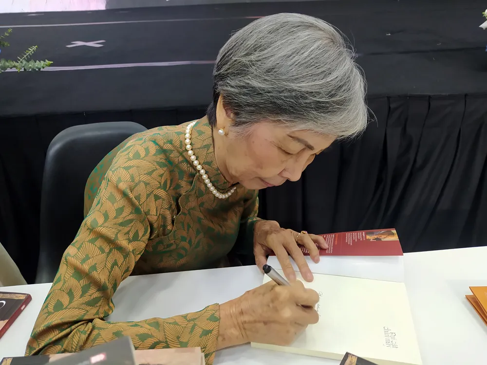 Bà Bùi Thị Giang - vợ cố đạo diễn ký tặng sách cho các khách mời Bà Bùi Thị Giang - vợ cố đạo diễn ký tặng sách cho các khách mời