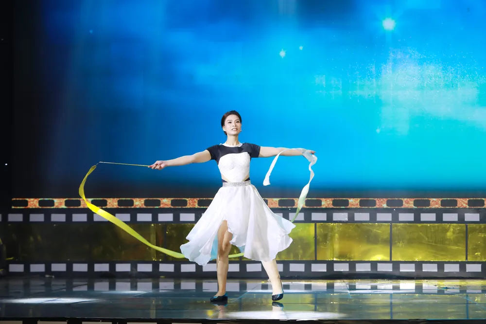 Trâm Anh khoe tài lẻ trên sân khấu