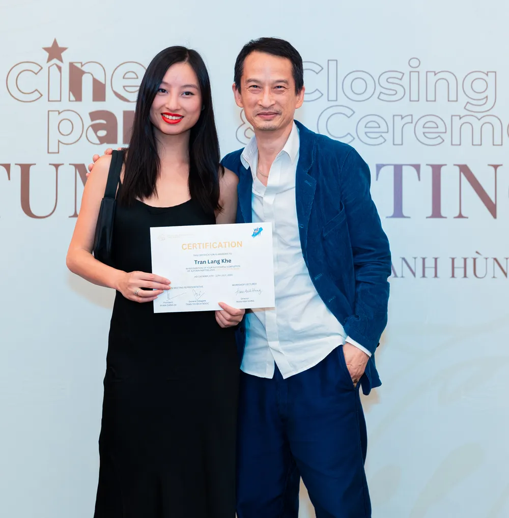 Đạo diễn Trần Anh Hùng trao giấy chứng nhận khóa học đạo diễn cho con gái Đạo diễn Trần Anh Hùng trao giấy chứng nhận khóa học đạo diễn cho con gái