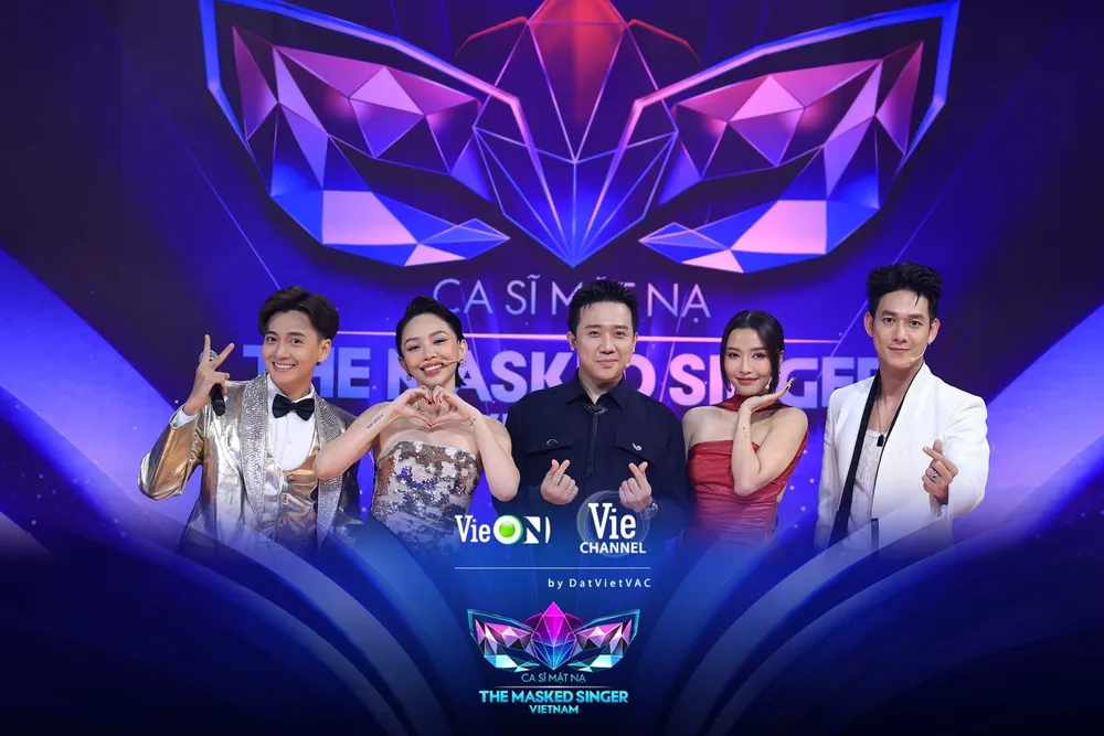 Dàn cố vấn, MC và khách mời tập đầu tiên của Ca sĩ mặt nạ mùa 2 Dàn cố vấn, MC và khách mời tập đầu tiên của Ca sĩ mặt nạ mùa 2