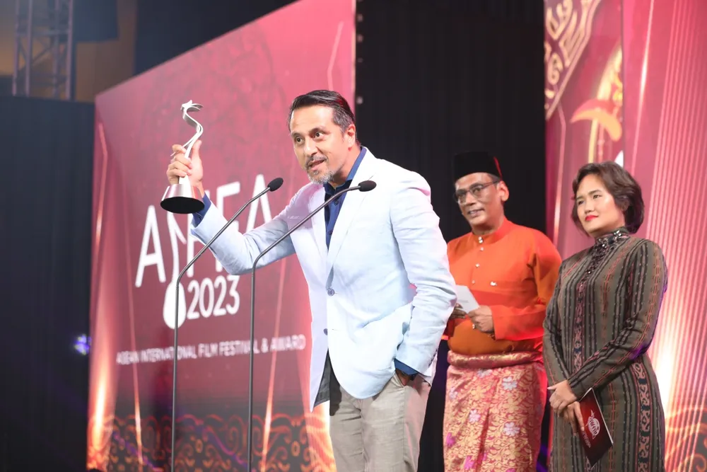 Nam diễn viên Bront Palarae thay mặt đoàn phim Barbarian Invasion nhận giải Phim hay nhất. Ảnh: BTC Nam diễn viên Bront Palarae thay mặt đoàn phim Barbarian Invasion nhận giải Phim hay nhất. Ảnh: BTC