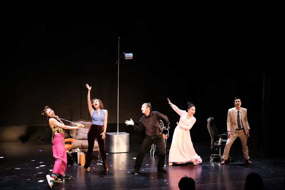 Màn thể hiện nhập vai của các diễn viên trong vở diễn Mình nói chuyện mình Màn thể hiện nhập vai của các diễn viên trong vở diễn Mình nói chuyện mình