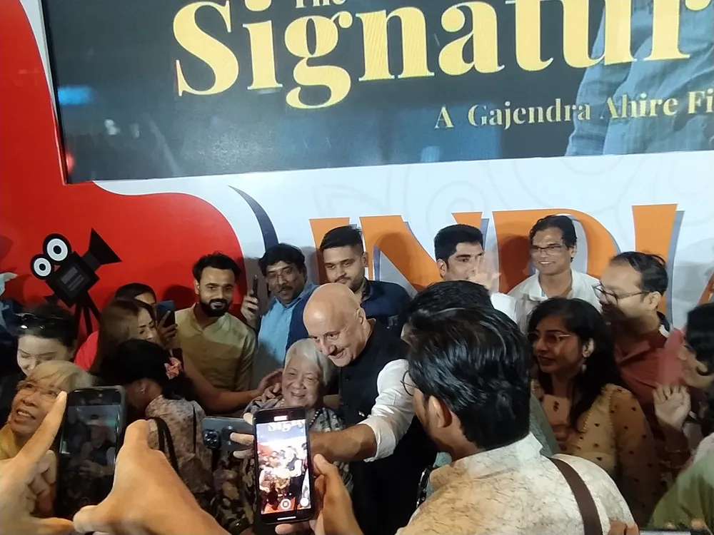 Ông chụp ảnh cùng đạo diễn Xuân Phượng sau buổi chiếu phim