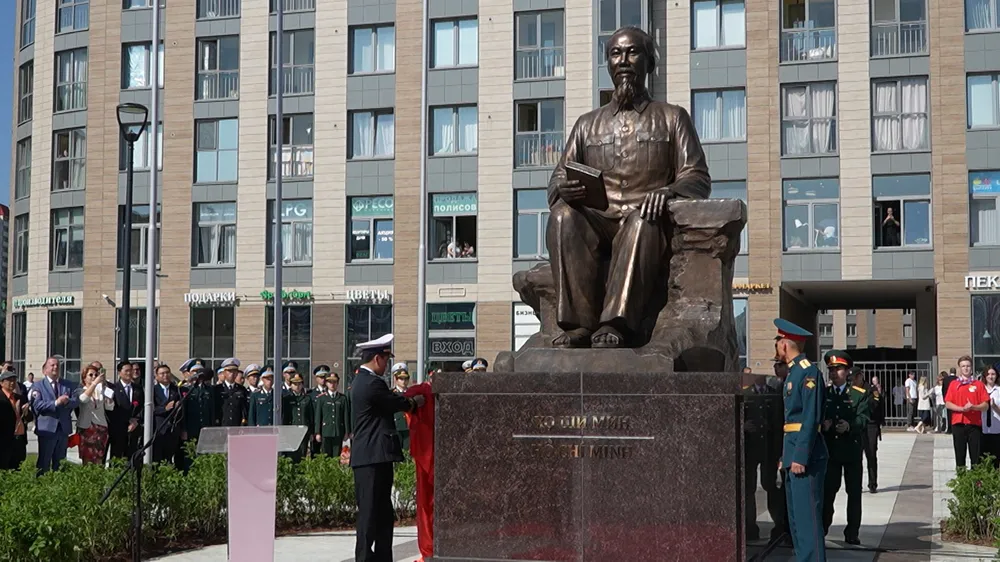 Tượng đài Chủ tịch Hồ Chí Minh được khánh thành ngày 30-6 vừa qua tại Saint Petersburg