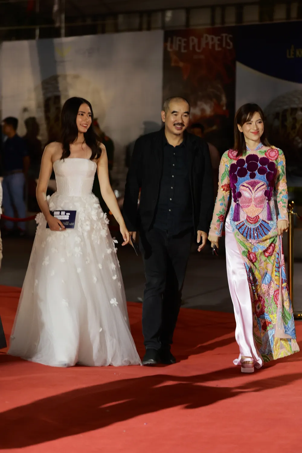 Đạo diễn Bùi Thạc Chuyên và các diễn viên của phim Tro tàn rực rỡ Đạo diễn Bùi Thạc Chuyên và các diễn viên của phim Tro tàn rực rỡ