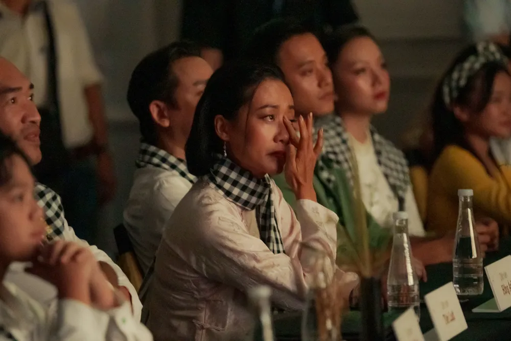 Hồng Ánh bật khóc khi xem lại những thước phim hoàn chỉnh