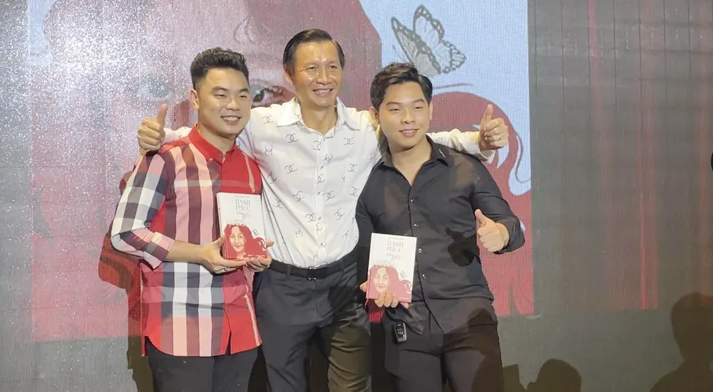 NSƯT Vũ Thành Vinh tại buổi ra mắt cuốn sách Hạnh phúc từng giây NSƯT Vũ Thành Vinh tại buổi ra mắt cuốn sách Hạnh phúc từng giây