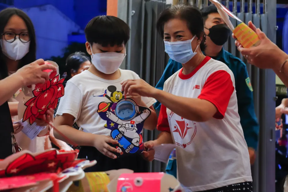Tặng bánh, đèn trung thu cho các em nhỏ