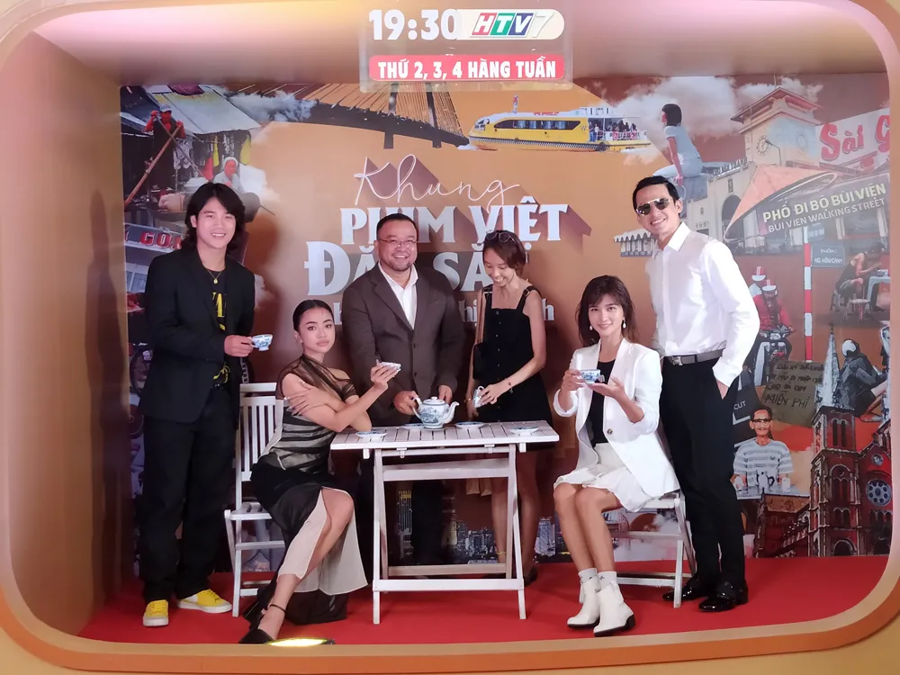 Đạo diễn và dàn diễn viên bộ phim Dưới bóng bình yên