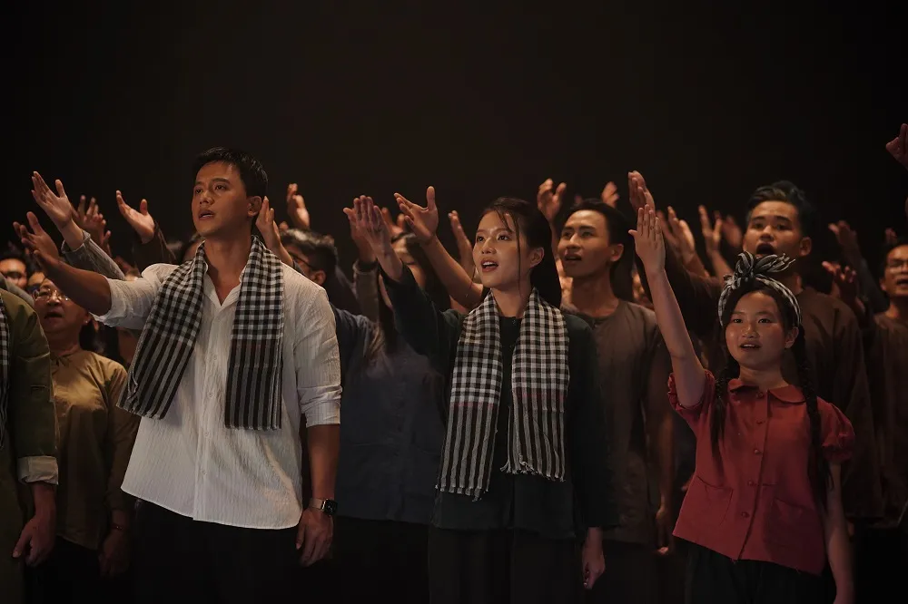 Dàn diễn viên cùng hơn 300 người của ca đoàn cùng hòa giọng