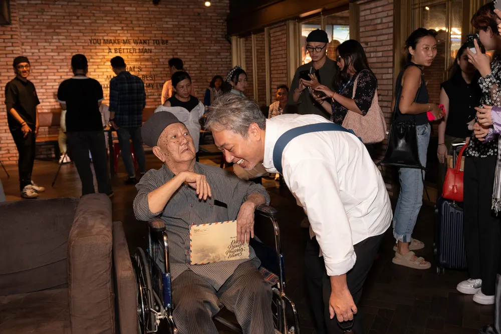 Đạo diễn Nguyễn Quang Dũng trò chuyện cùng nghệ sĩ Mạc Can