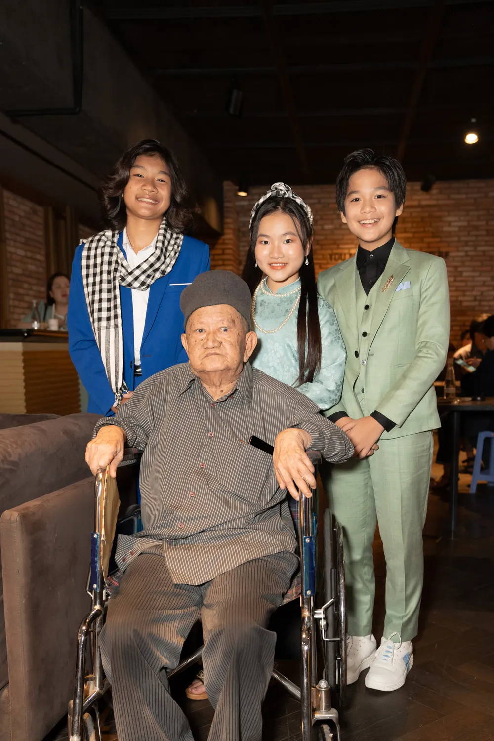 Nghệ sĩ Mạc Can cùng 3 diễn viên nhí phiên bản điện ảnh