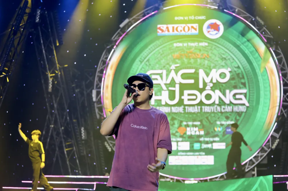 Nhạc sĩ Hứa Kim Tuyền tham gia tổng duyệt sáng 13-10. Ảnh: DŨNG PHƯƠNG