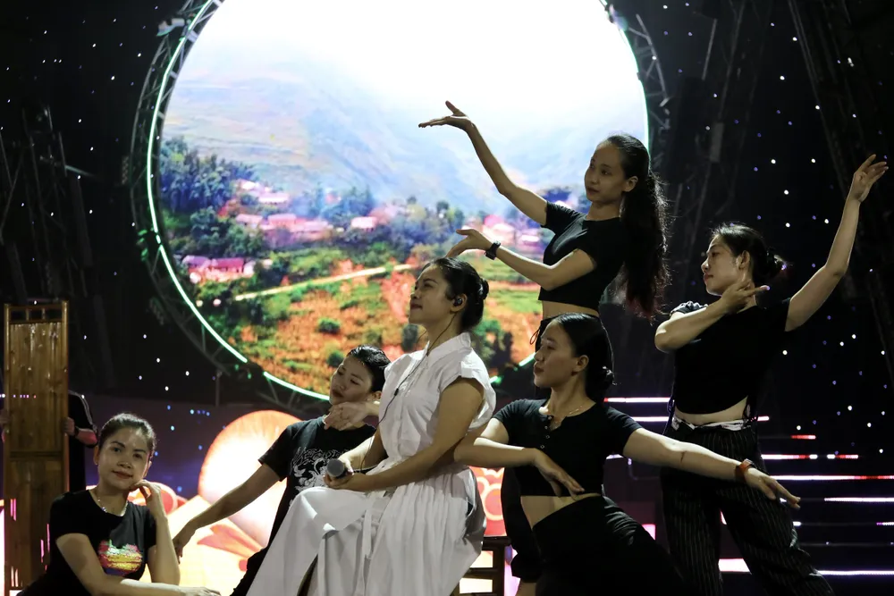 Ca sĩ Ngọc Mai tập luyện cho phần trình diễn của mình. Ảnh: DŨNG PHƯƠNG