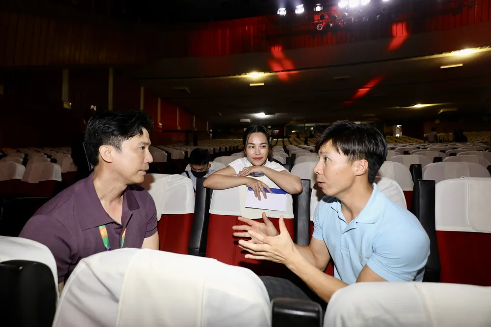 Vợ chồng NSƯT Quốc Nghiệp và Ngọc Mai bàn bạc về tiết mục trình diễn cùng đạo diễn Lê Việt. Ảnh: DŨNG PHƯƠNG