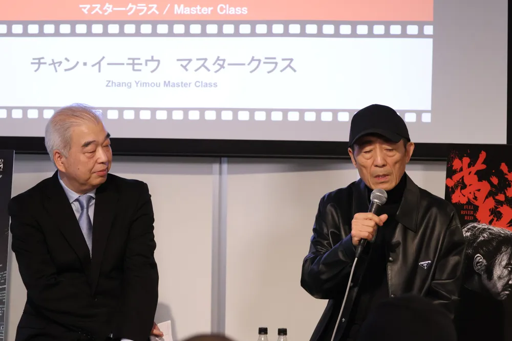 Trương Nghệ Mưu chia sẻ chuyện nghề tại LHP Tokyo ngày 25-10. Ảnh: TRUNG NGHĨA