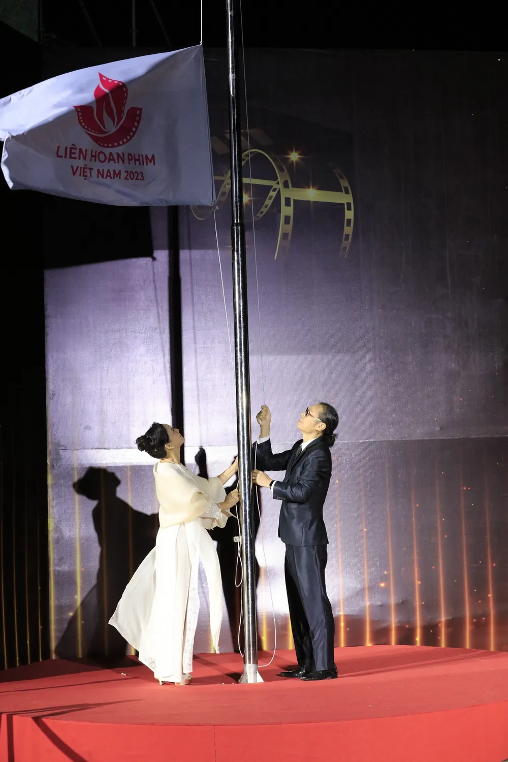 NSND Lê Khanh và NSƯT Trần Lực thực hiện nghi thức kéo cờ LHP. Ảnh: ĐOÀN KIÊN