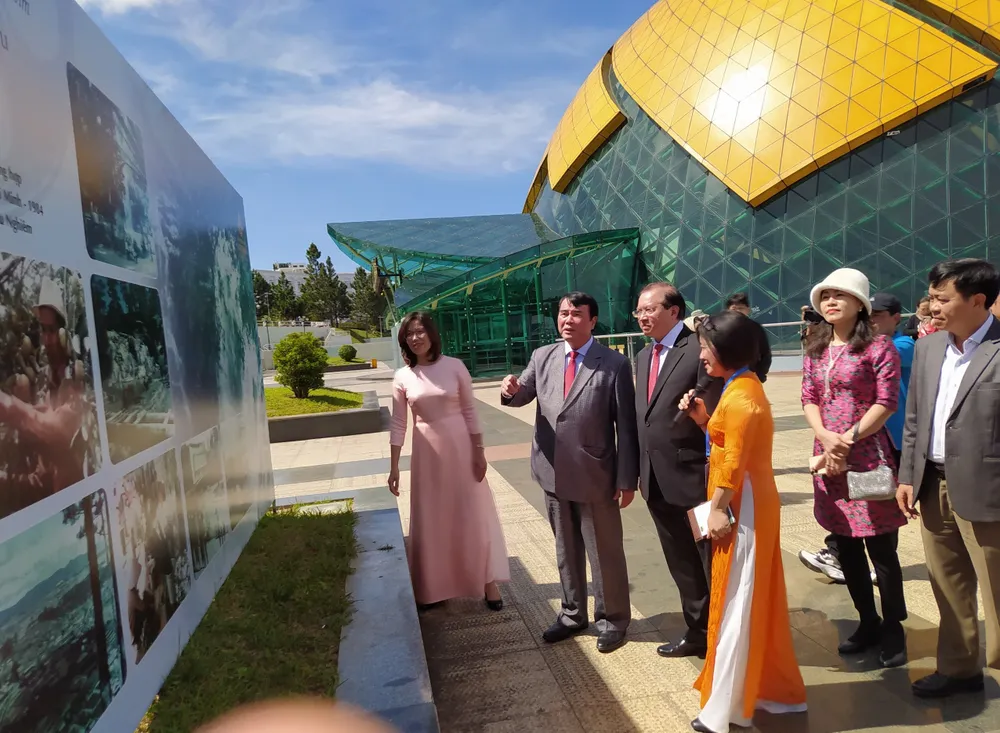 Các đại biểu tham quan triển lãm