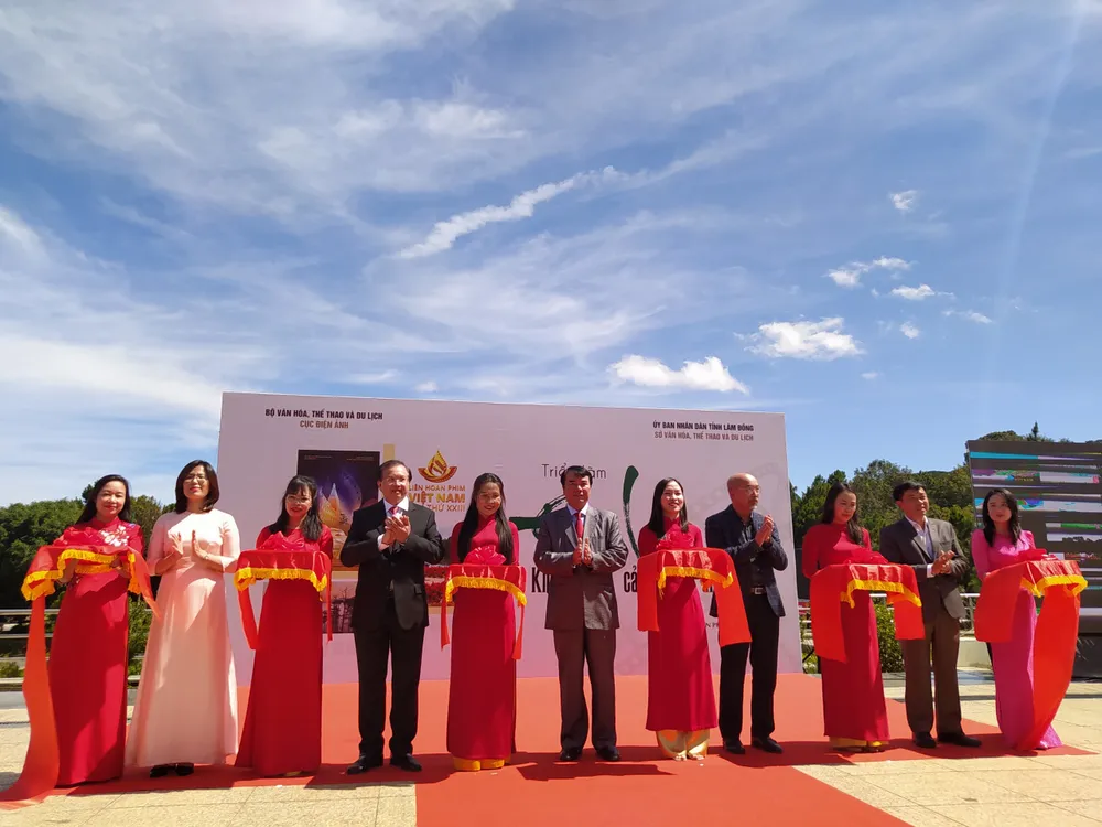 Các đại biểu cắt băng khai mạc triển lãm