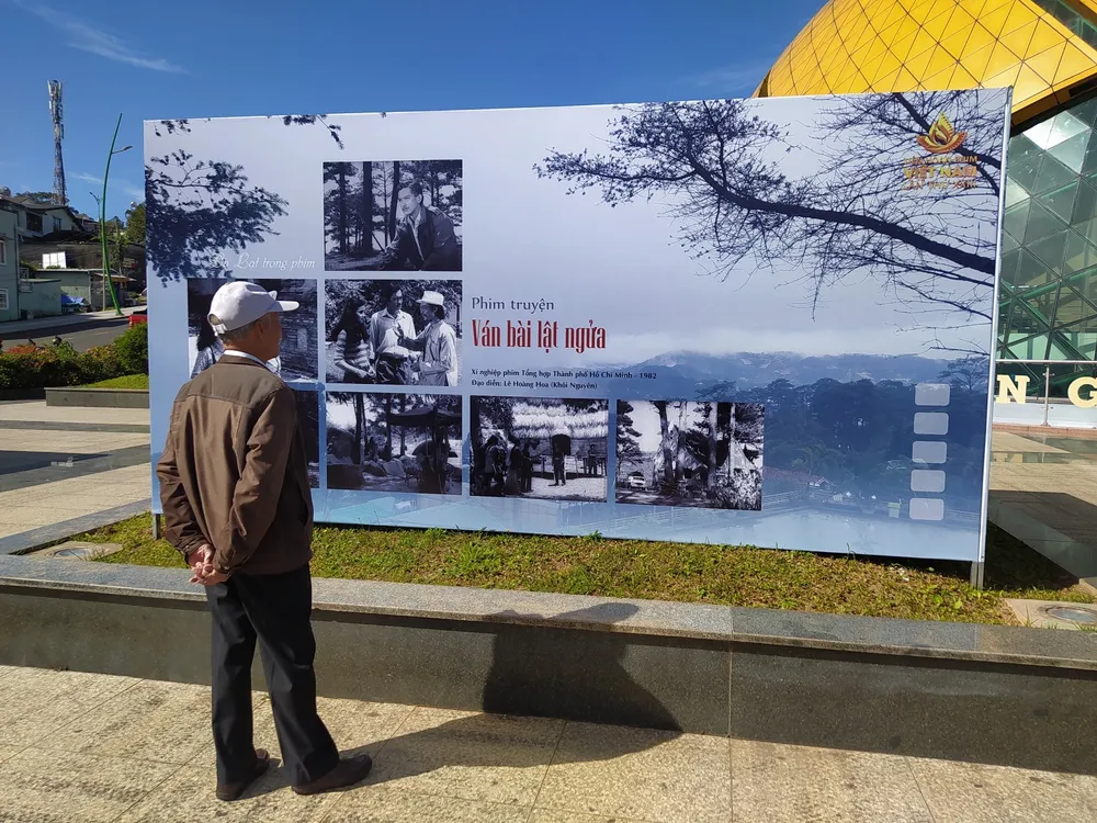 Khán giả theo dõi triển lãm