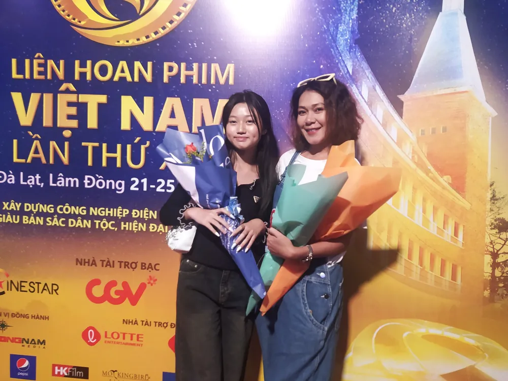 Mai Cát Vi và diễn viên Đinh Y Nhung giao lưu sau suất chiếu phim trong khuôn khổ Liên hoan phim Việt Nam 2023