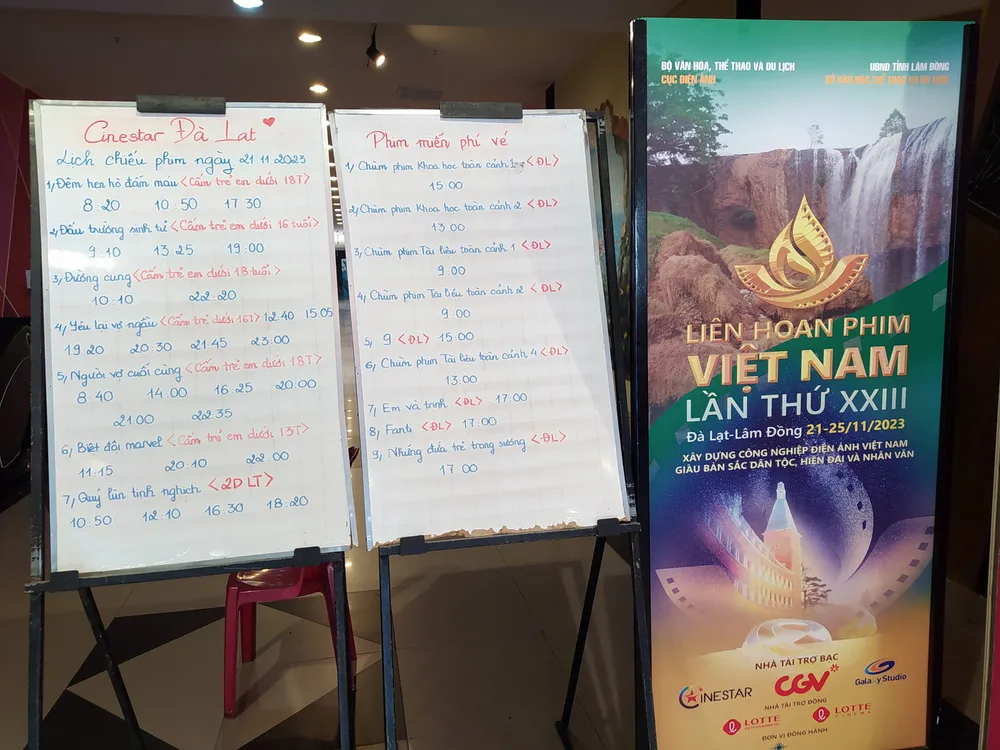 Tấm bảng viết tay các suất chiếu phim miễn phí tại cụm rạp Cinestar