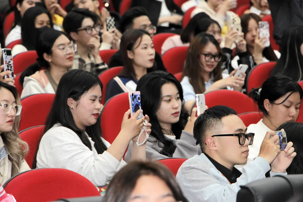 Khán giả hào hứng tham gia các buổi giao lưu cùng đoàn phim
